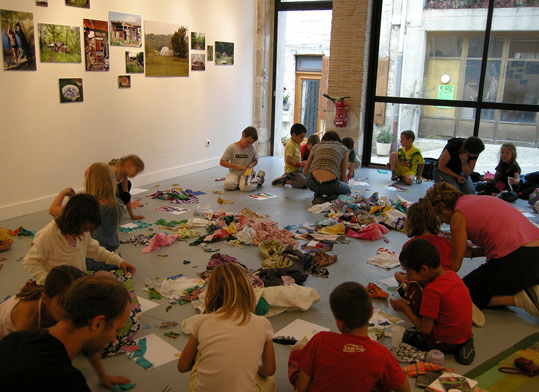 Visite de l'exposition de Suzanne Husky, artiste accueillie en résiedence à Pollen, Monflanquin, 2008